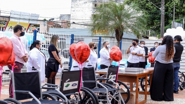 Dr. Jenilson Leite e Gabriela Câmara entregam cadeiras de rodas no Pronto Socorro
